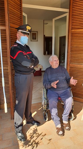 "Buongiorno, vorrei una bandiera tricolore per il mio balcone" la richiesta di un anziano ai carabinieri di Perugia - Attualità | WP TTV