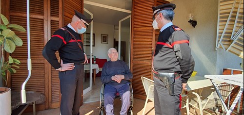 "Buongiorno, vorrei una bandiera tricolore per il mio balcone" la richiesta di un anziano ai carabinieri di Perugia - Attualità | WP TTV