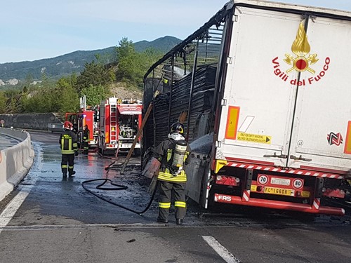 Camion in fiamme sulla E45. Arteria bloccata fino a sera - Attualità | WP TTV