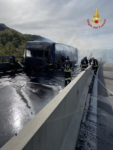 Camion in fiamme sulla E45. Arteria bloccata fino a sera - Attualità | WP TTV