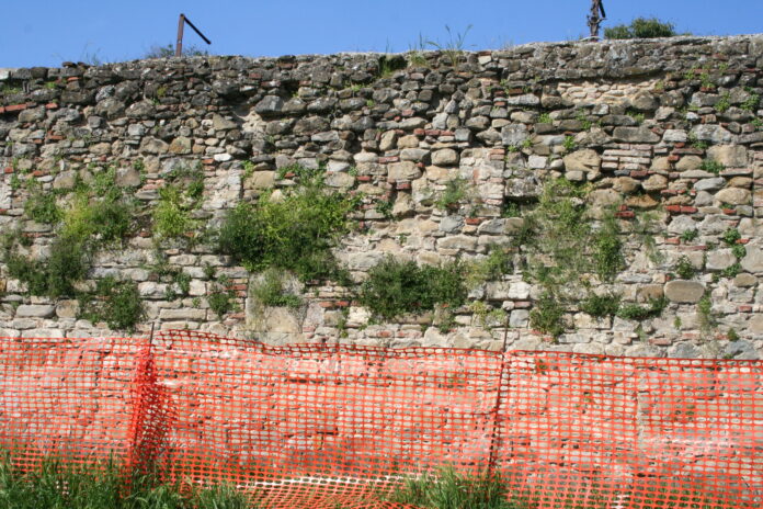 sansepolcro-mura-urbane-viale-volta-particolare-vegetazione-transenne