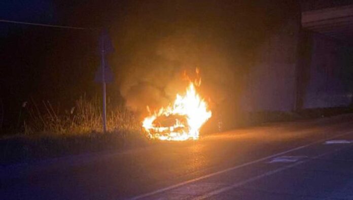 Auto in fiamme sulla E45