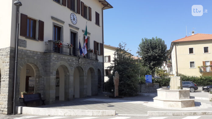 Scorcio di Piazza dei Tedaldi con il palazzo comunale di Badia