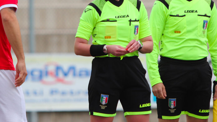 calcio modo 11 arbitro