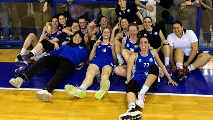 Le ragazze della PFU festeggiano l'accesso alla finale di Serie C (foto FB P.F. Umbertide)