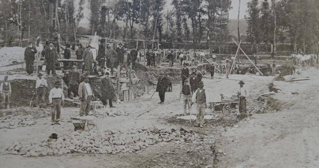 I lavori di costruzione della vecchia centrale elettrica di Montedoglio 