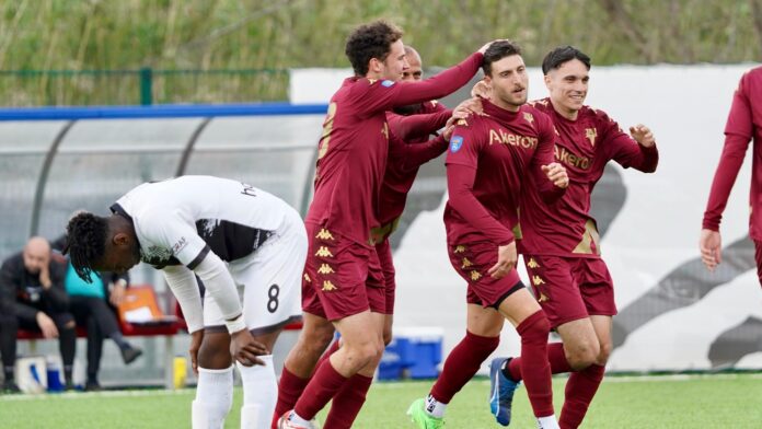 I giocatori del Tau festeggiano il gol del vantaggio in Tau Altopascio-Trestina 4-0 (Foto Facebook Asd Tau Calcio Altopascio) 