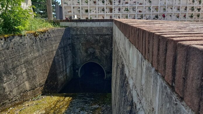 Il punto, all’interno del cimitero urbano, in cui il Petreto (o Infernaccio) entra nella condotta sotterranea