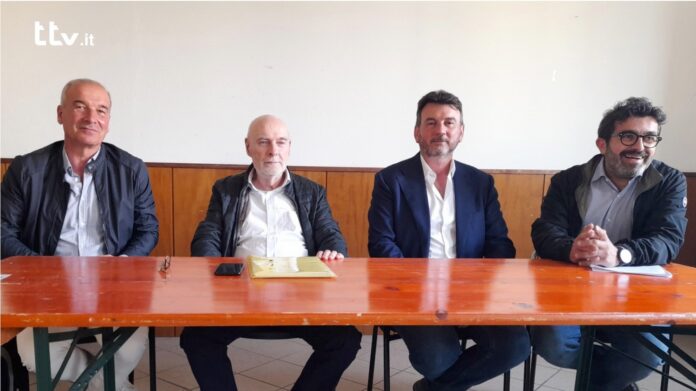 Da sinistra: il candidato sindaco Stefano Veschi; il referente del comitato, Gabrio Ganovelli; il candidato consigliere Enzo Franchi e Marco Mencarini, esponente Pd di area moderata