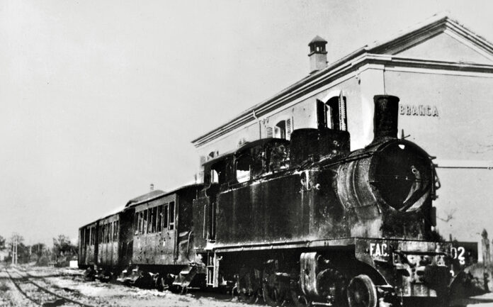 Treno della Ferrovia Appennino Centrale mitragliato dagli aerei alleati