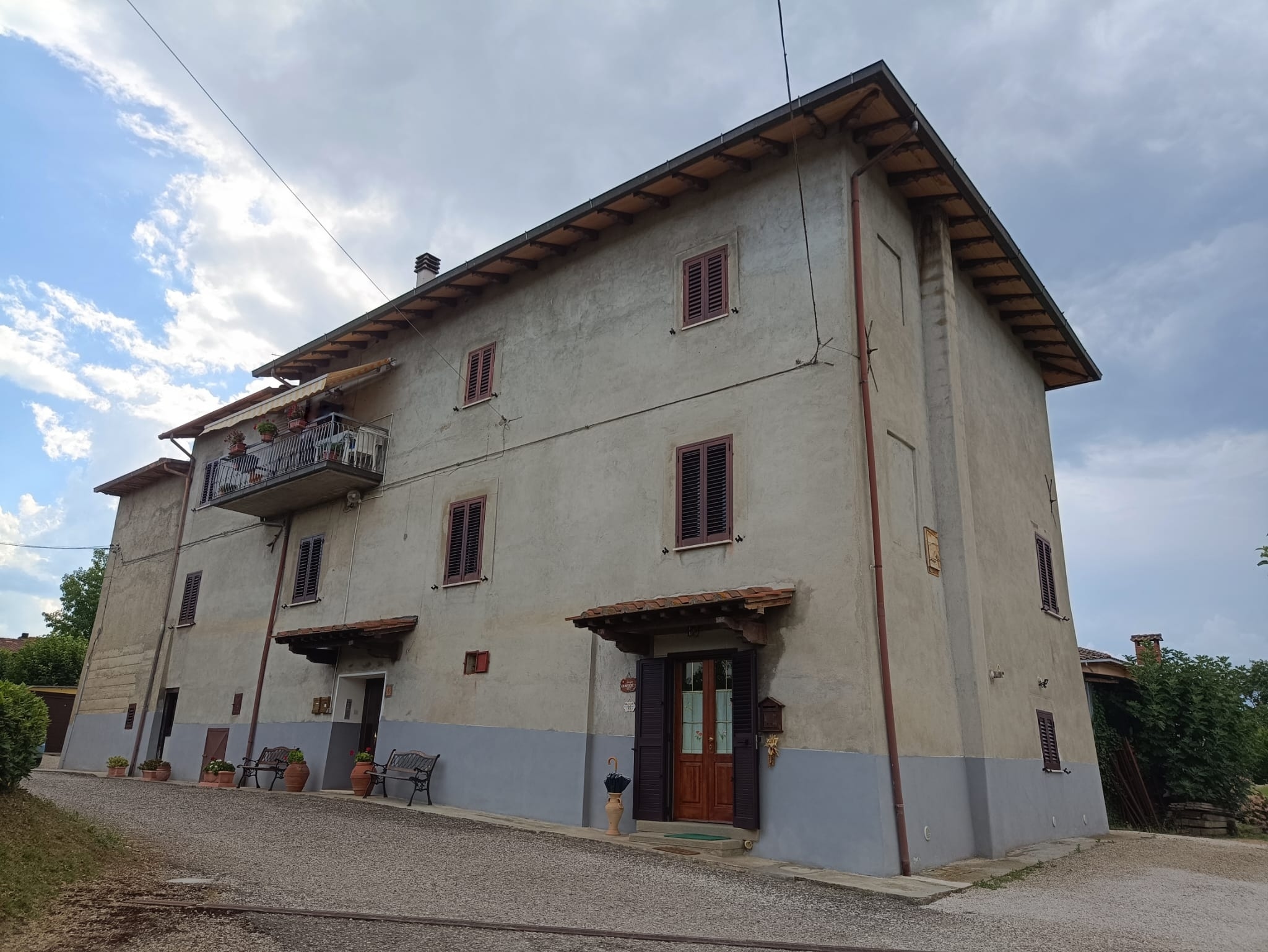 L’antica dogana di San Leo: nonostante l’espansione dell’edificio sul lato sinistro e le modifiche architettoniche, nel suo corpo centrale la struttura mantiene ancora le consuete tre finestre per piano